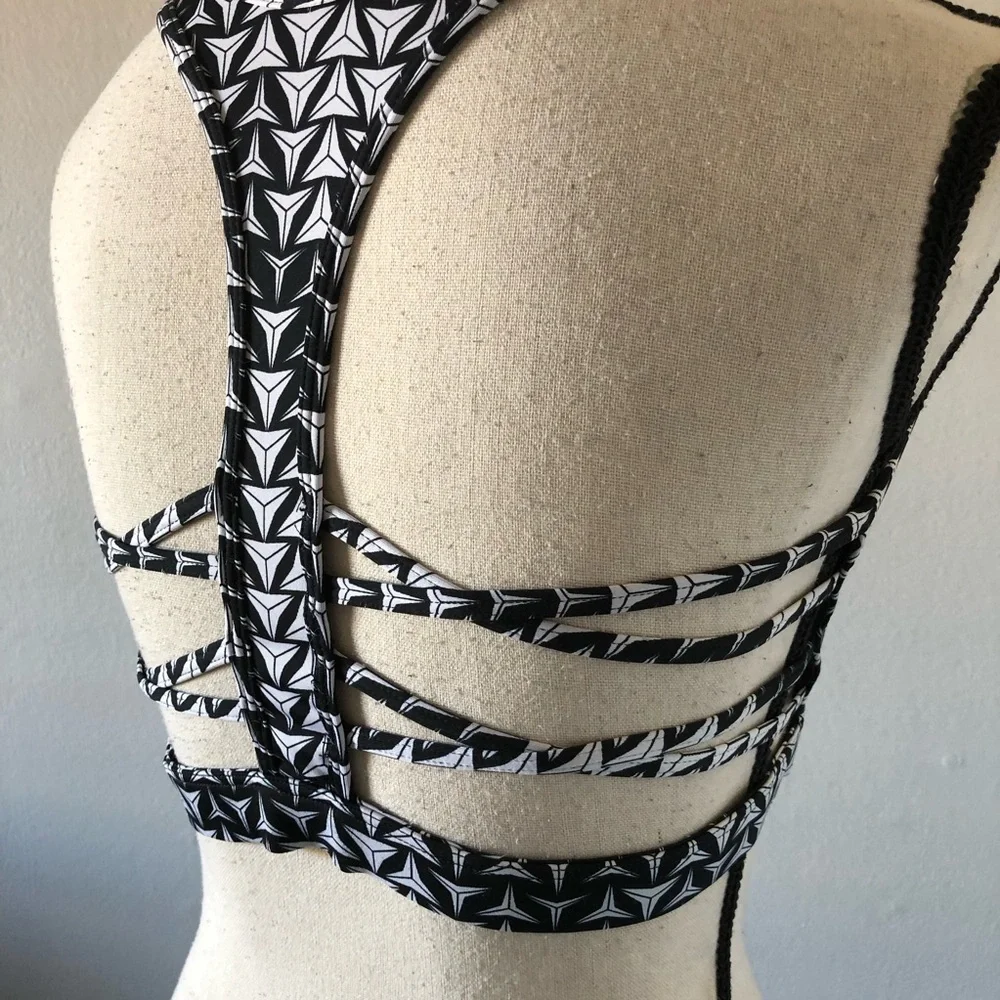 VICTORIA SPORT geometric triangular print and a distinctive strappy racerback| M